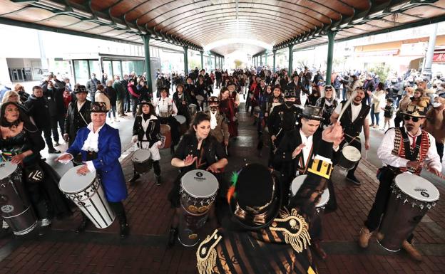 Galería. Batucada carnavalera en el centro con Escola Sambulé.