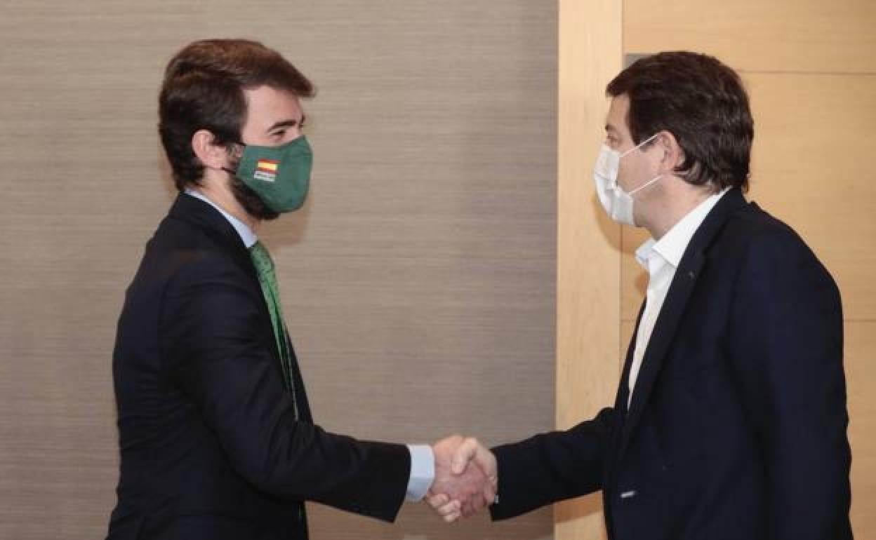 Alfonso Fernández Mañueco y Juan García-Gallardo se saludan antes de comenzar la reunión del pasado lunes