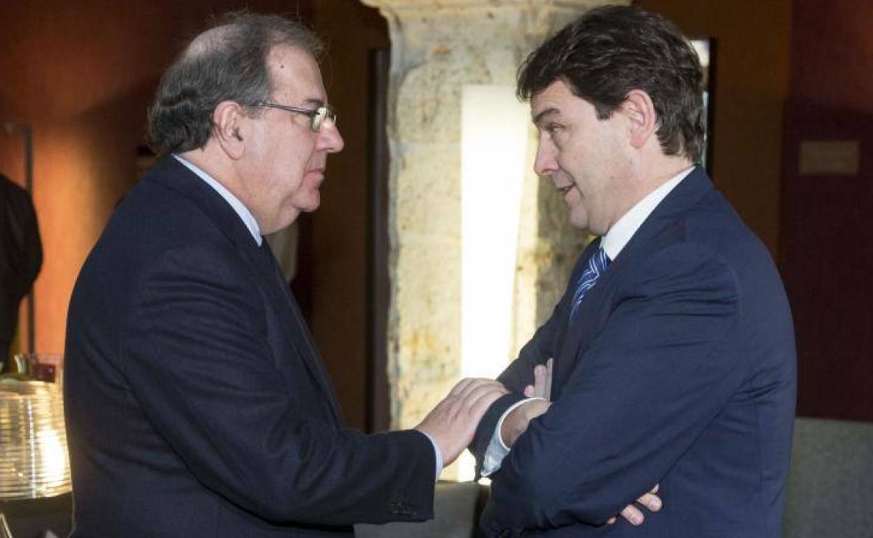 Juan Vicente Herrera y Alfonso fernández Mañueco, en un acto en un hotel de Valladolid en 2019.