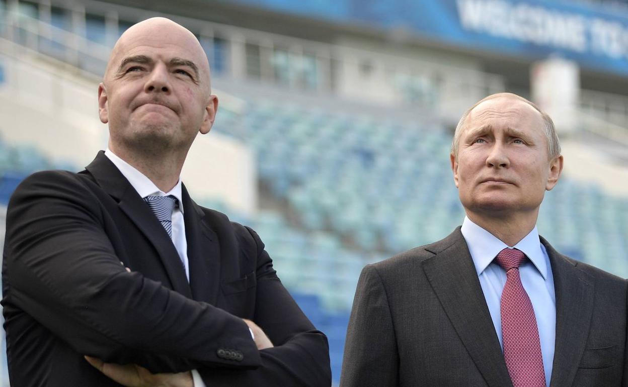 Gianni Infantino, presidente de la FIFA, junto a Vladímir Putin. 