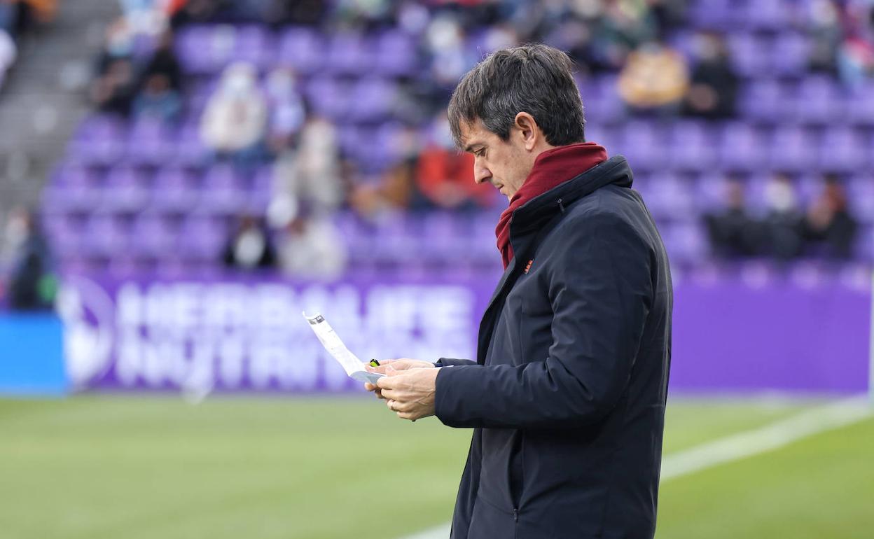 Pacheta repasa sus notas antes de empezar el partido. 