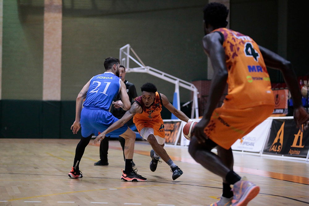 El Aquimisa Carbajosa revive en el aplazado ante Melilla con Avelino y Barrueco en el banco (97-68)