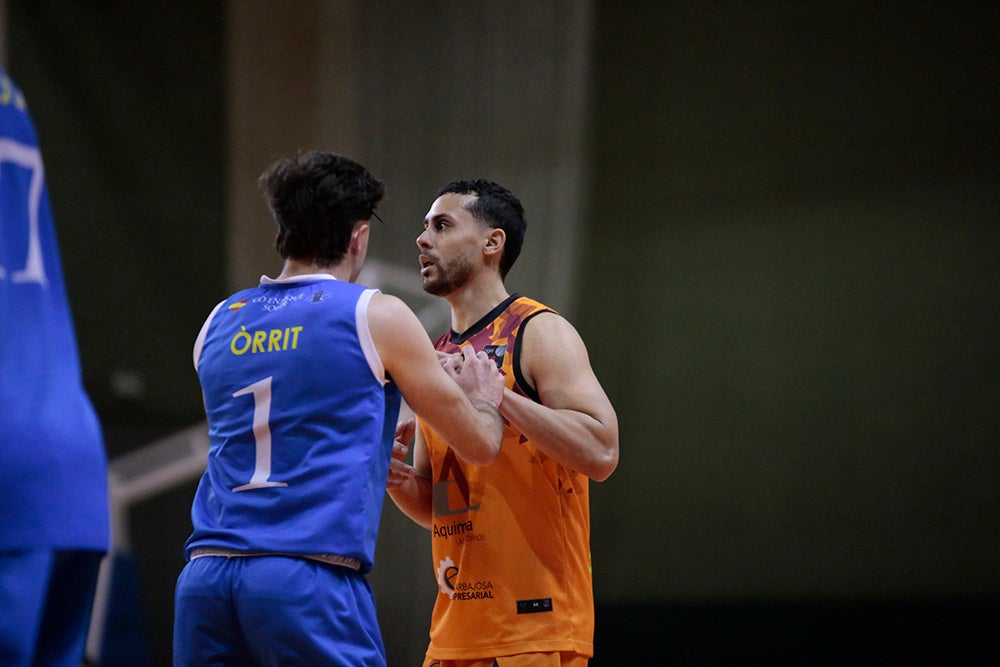 El Aquimisa Carbajosa revive en el aplazado ante Melilla con Avelino y Barrueco en el banco (97-68)