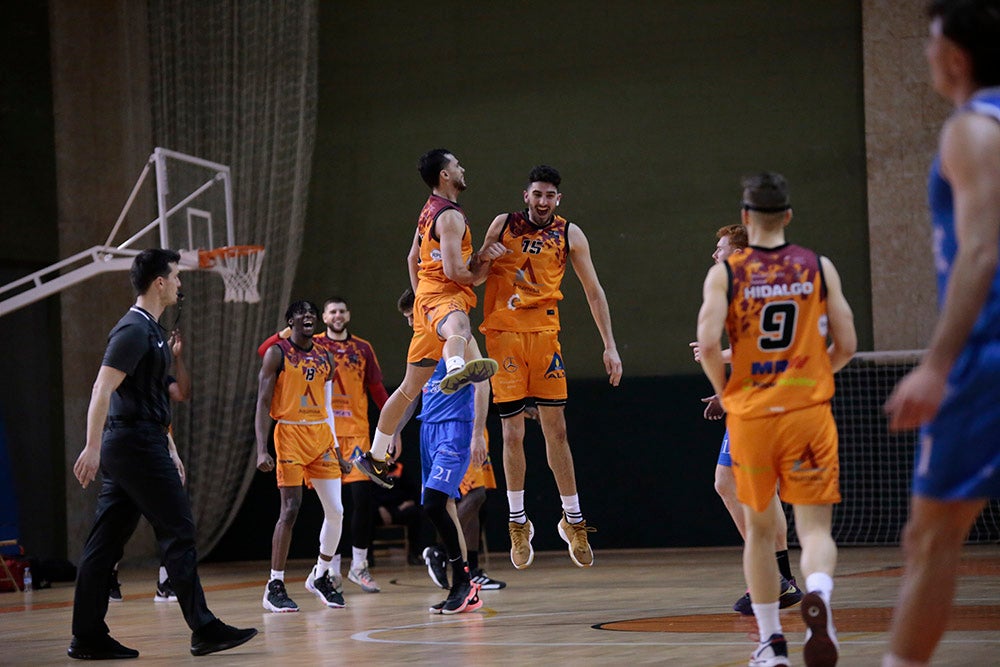 El Aquimisa Carbajosa revive en el aplazado ante Melilla con Avelino y Barrueco en el banco (97-68)