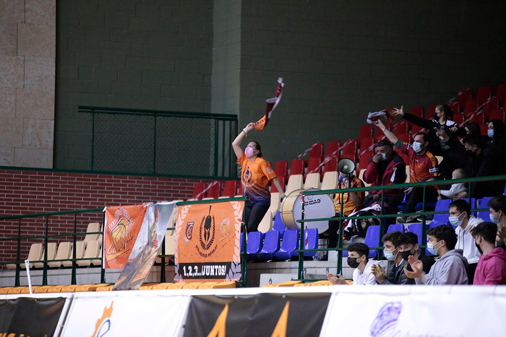 El Aquimisa Carbajosa revive en el aplazado ante Melilla con Avelino y Barrueco en el banco (97-68)