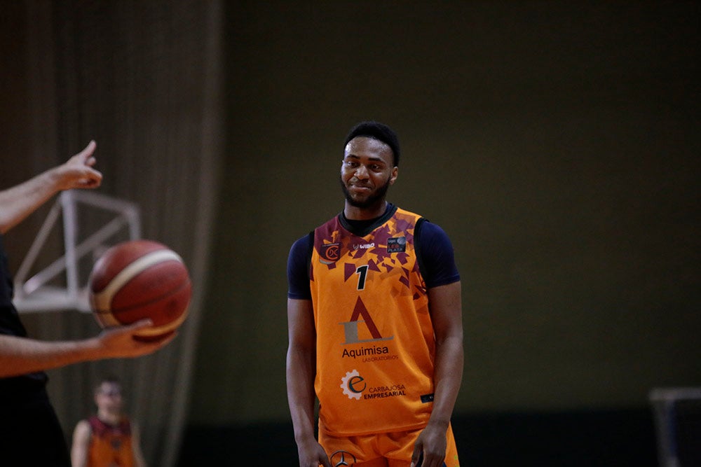 El Aquimisa Carbajosa revive en el aplazado ante Melilla con Avelino y Barrueco en el banco (97-68)