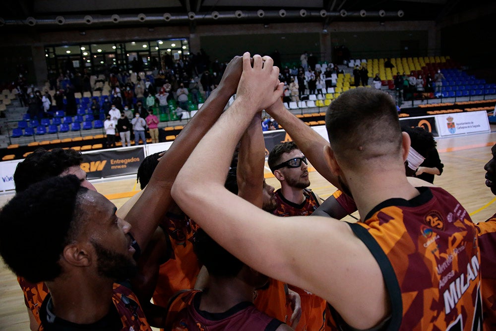 El Aquimisa Carbajosa revive en el aplazado ante Melilla con Avelino y Barrueco en el banco (97-68)