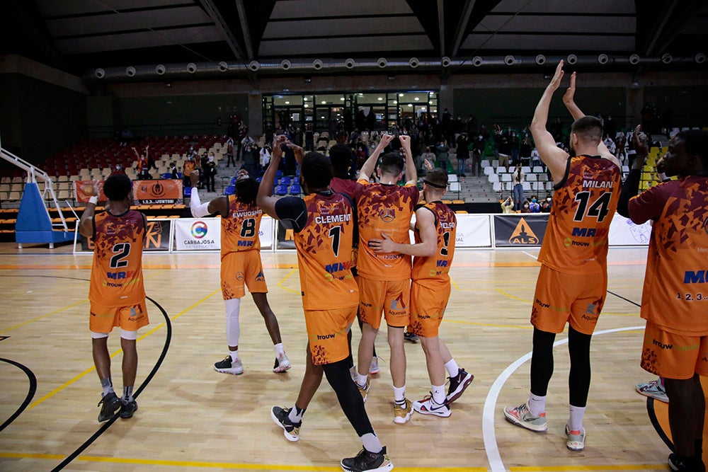 El Aquimisa Carbajosa revive en el aplazado ante Melilla con Avelino y Barrueco en el banco (97-68)