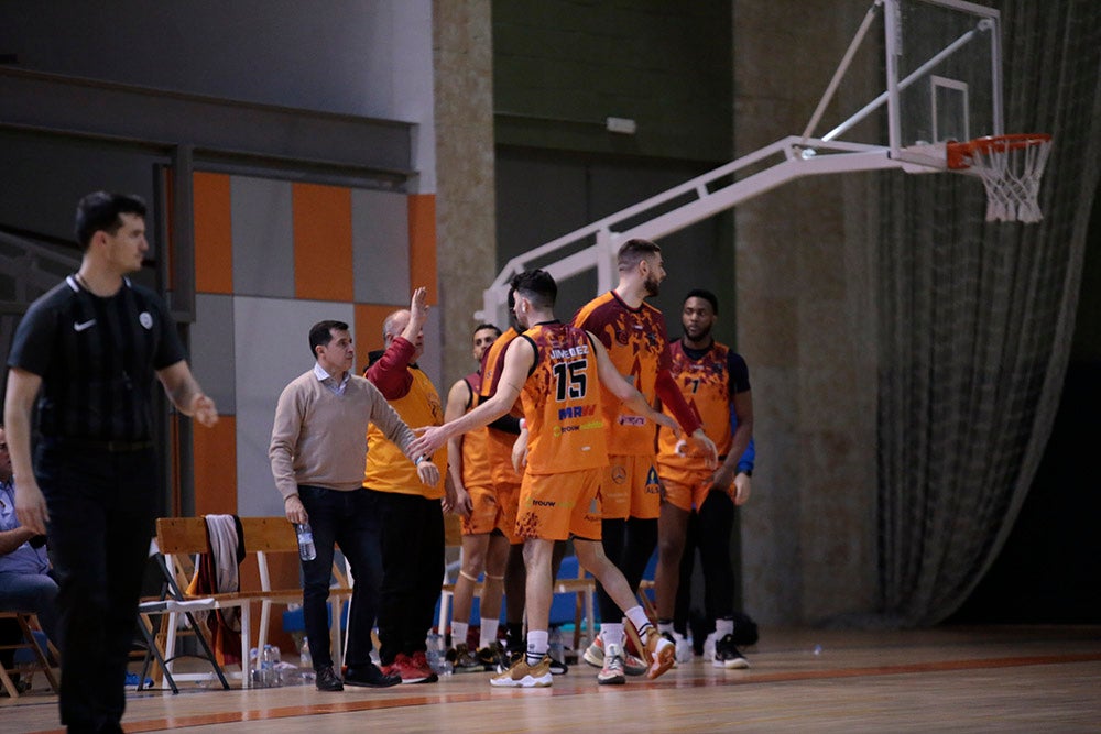 El Aquimisa Carbajosa revive en el aplazado ante Melilla con Avelino y Barrueco en el banco (97-68)