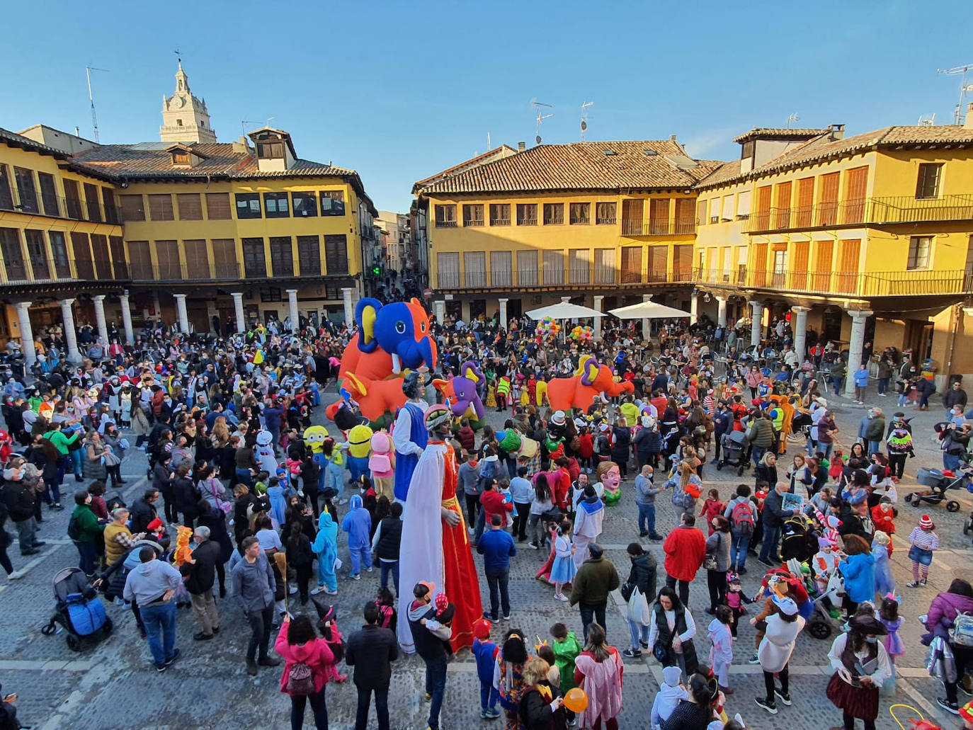 Los pueblos de Valladolid han salido este lunes a la calle para celebrar el carnaval. 