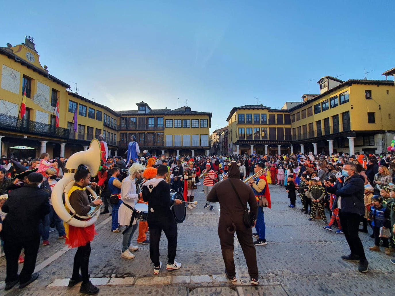 Los pueblos de Valladolid han salido este lunes a la calle para celebrar el carnaval. 