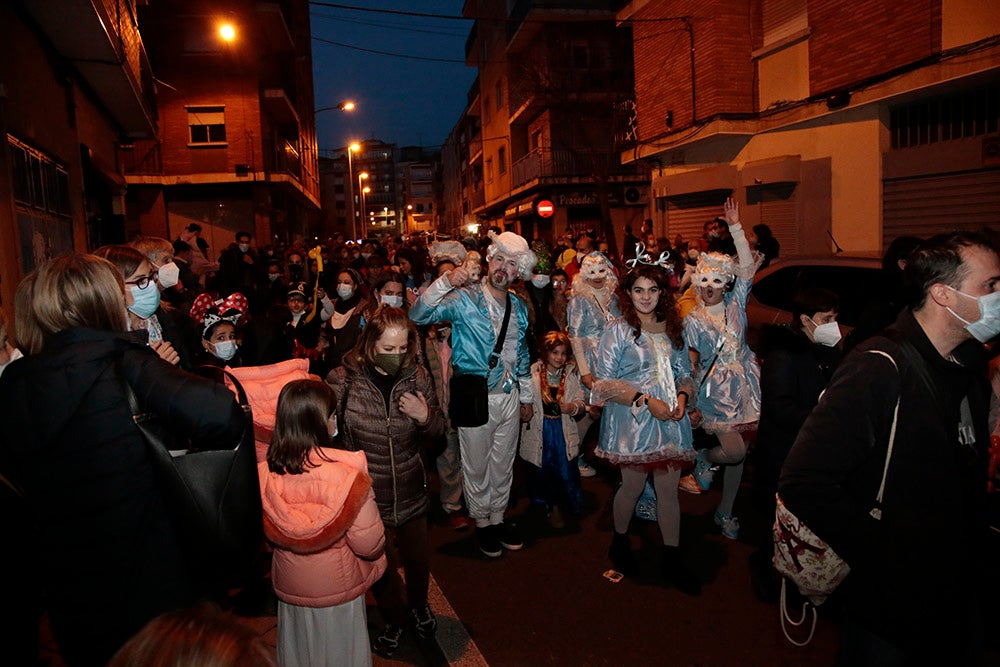 El barrio del Oeste recupera la celebración del Carnaval con un desfile que llenó las calles del barrio de pequeños y mayores disfrazados y bailando al ritmo de la charanga y batucada