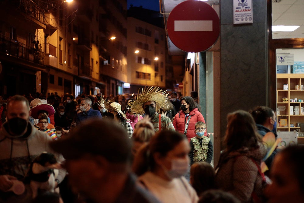 El barrio del Oeste recupera la celebración del Carnaval con un desfile que llenó las calles del barrio de pequeños y mayores disfrazados y bailando al ritmo de la charanga y batucada