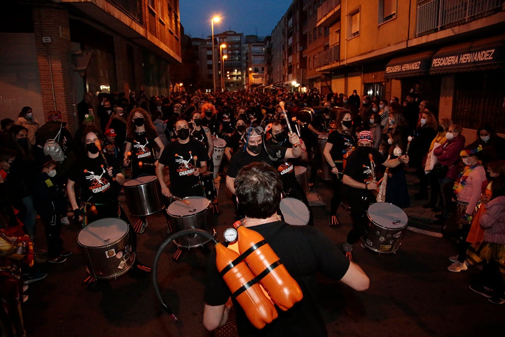 El barrio del Oeste recupera la celebración del Carnaval con un desfile que llenó las calles del barrio de pequeños y mayores disfrazados y bailando al ritmo de la charanga y batucada