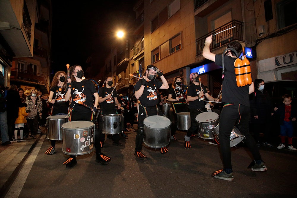 El barrio del Oeste recupera la celebración del Carnaval con un desfile que llenó las calles del barrio de pequeños y mayores disfrazados y bailando al ritmo de la charanga y batucada