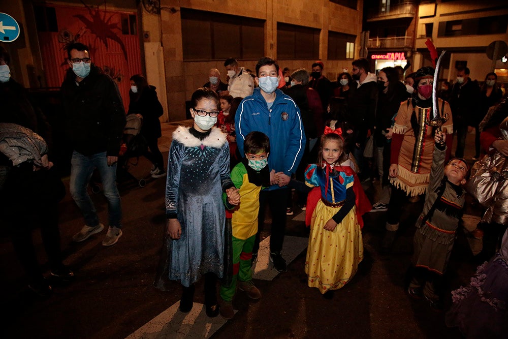 El barrio del Oeste recupera la celebración del Carnaval con un desfile que llenó las calles del barrio de pequeños y mayores disfrazados y bailando al ritmo de la charanga y batucada