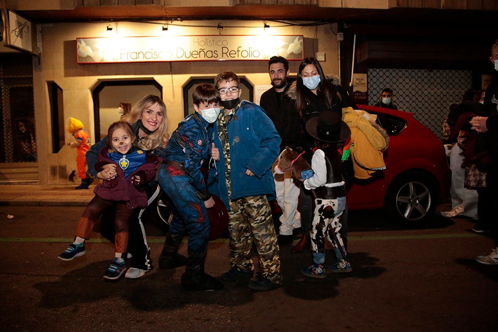 El barrio del Oeste recupera la celebración del Carnaval con un desfile que llenó las calles del barrio de pequeños y mayores disfrazados y bailando al ritmo de la charanga y batucada