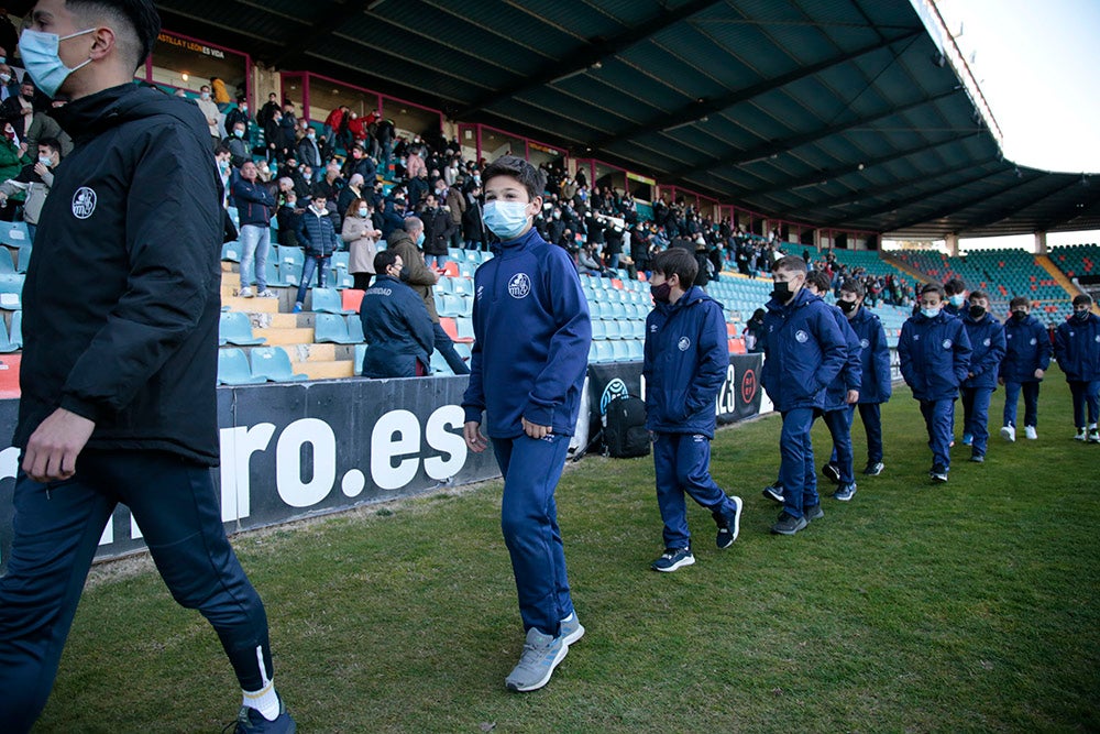 El Salamanca CF UDS aprovecha el descanso del encuentro ante la UD Llanera para presentar a su cantera. Las jóvenes promesas del club mostraron un mensaje en contra de la guerra