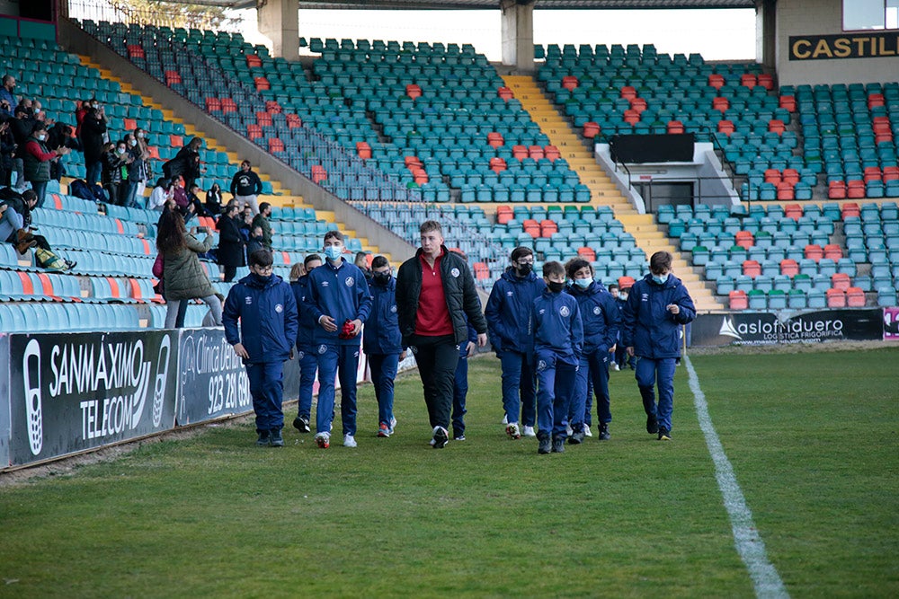 El Salamanca CF UDS aprovecha el descanso del encuentro ante la UD Llanera para presentar a su cantera. Las jóvenes promesas del club mostraron un mensaje en contra de la guerra