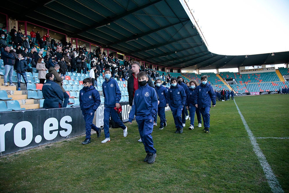 El Salamanca CF UDS aprovecha el descanso del encuentro ante la UD Llanera para presentar a su cantera. Las jóvenes promesas del club mostraron un mensaje en contra de la guerra