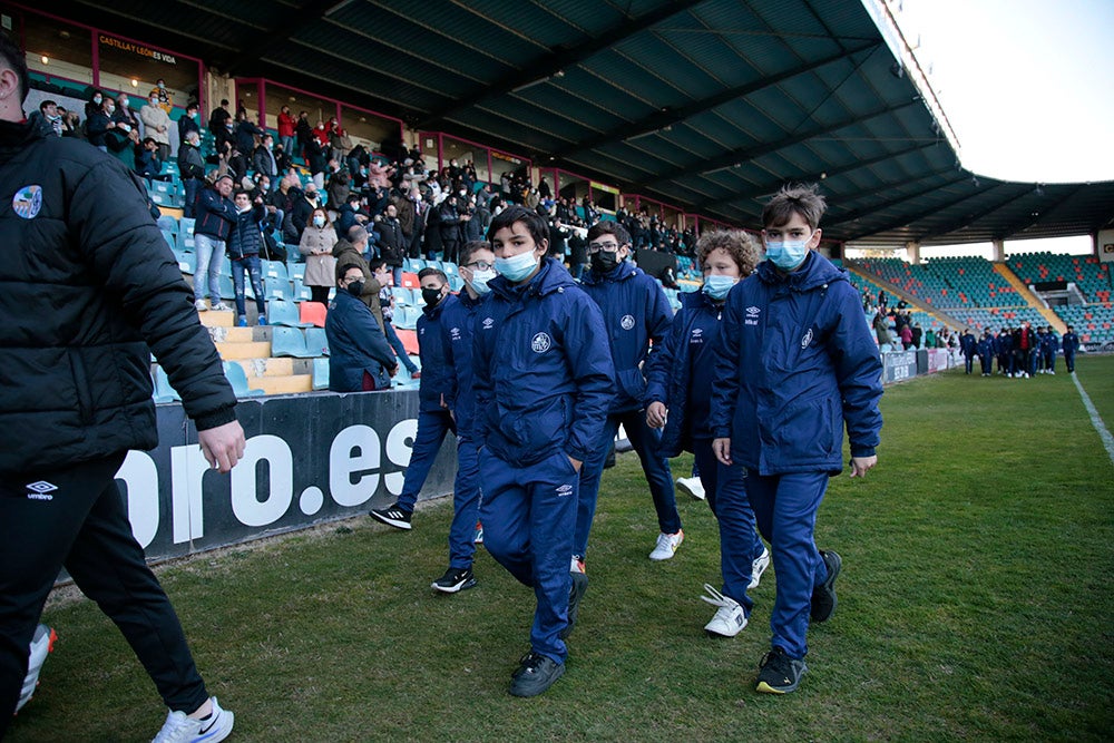 El Salamanca CF UDS aprovecha el descanso del encuentro ante la UD Llanera para presentar a su cantera. Las jóvenes promesas del club mostraron un mensaje en contra de la guerra