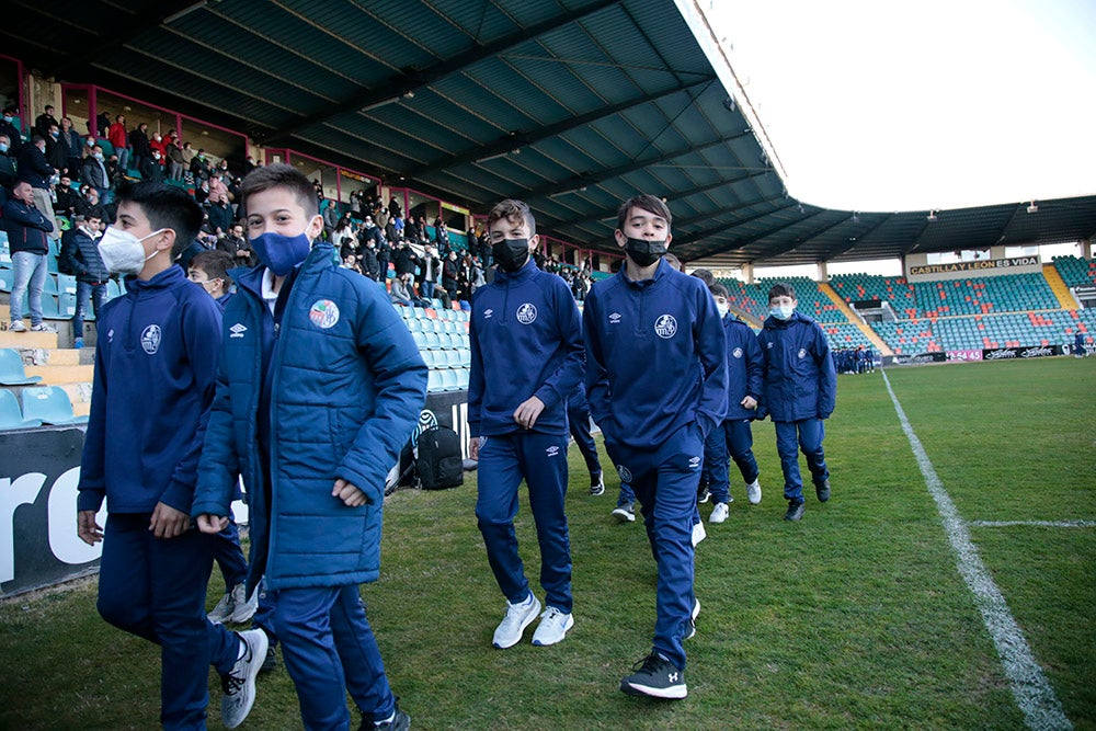 El Salamanca CF UDS aprovecha el descanso del encuentro ante la UD Llanera para presentar a su cantera. Las jóvenes promesas del club mostraron un mensaje en contra de la guerra