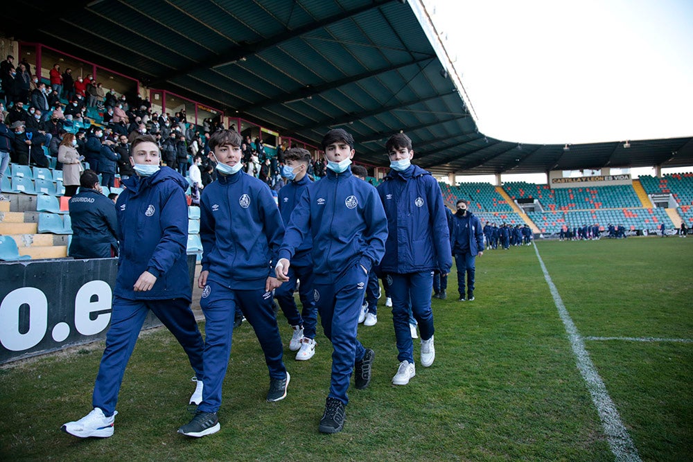 El Salamanca CF UDS aprovecha el descanso del encuentro ante la UD Llanera para presentar a su cantera. Las jóvenes promesas del club mostraron un mensaje en contra de la guerra