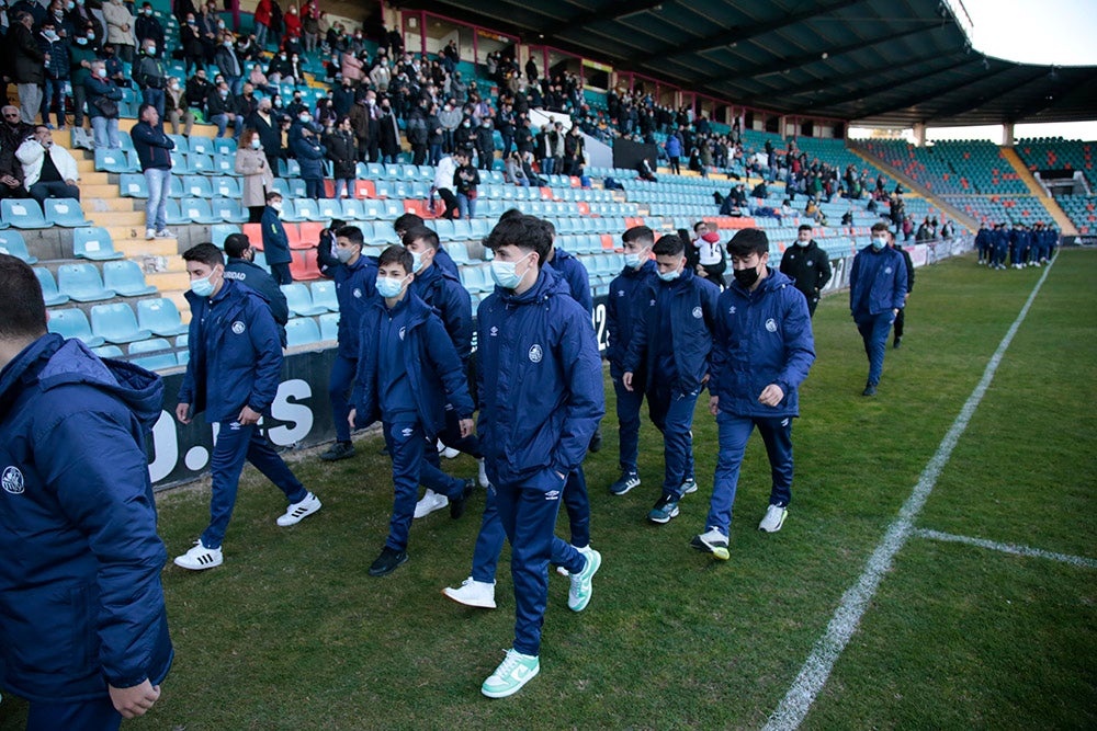 El Salamanca CF UDS aprovecha el descanso del encuentro ante la UD Llanera para presentar a su cantera. Las jóvenes promesas del club mostraron un mensaje en contra de la guerra