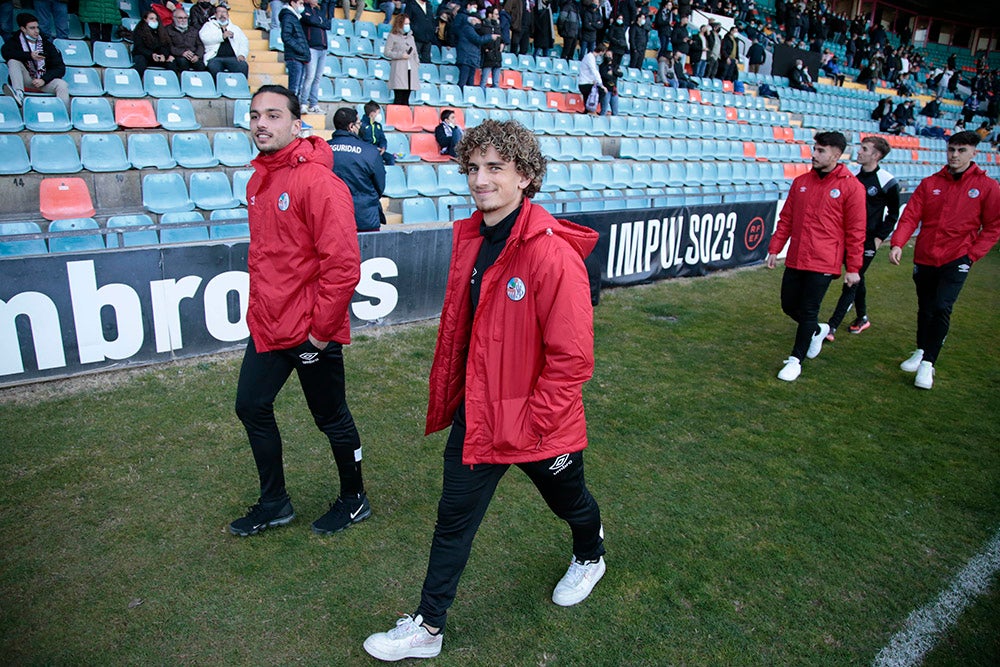 El Salamanca CF UDS aprovecha el descanso del encuentro ante la UD Llanera para presentar a su cantera. Las jóvenes promesas del club mostraron un mensaje en contra de la guerra