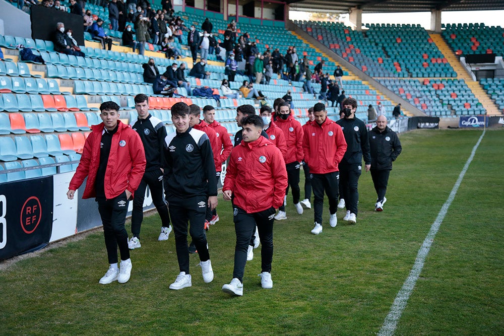 El Salamanca CF UDS aprovecha el descanso del encuentro ante la UD Llanera para presentar a su cantera. Las jóvenes promesas del club mostraron un mensaje en contra de la guerra