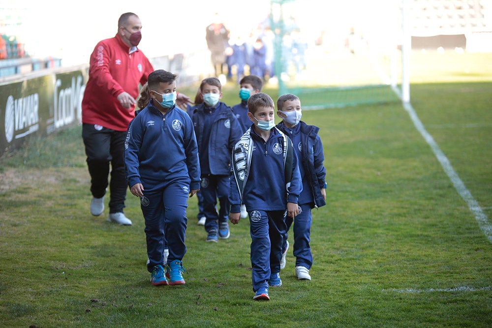 El Salamanca CF UDS aprovecha el descanso del encuentro ante la UD Llanera para presentar a su cantera. Las jóvenes promesas del club mostraron un mensaje en contra de la guerra