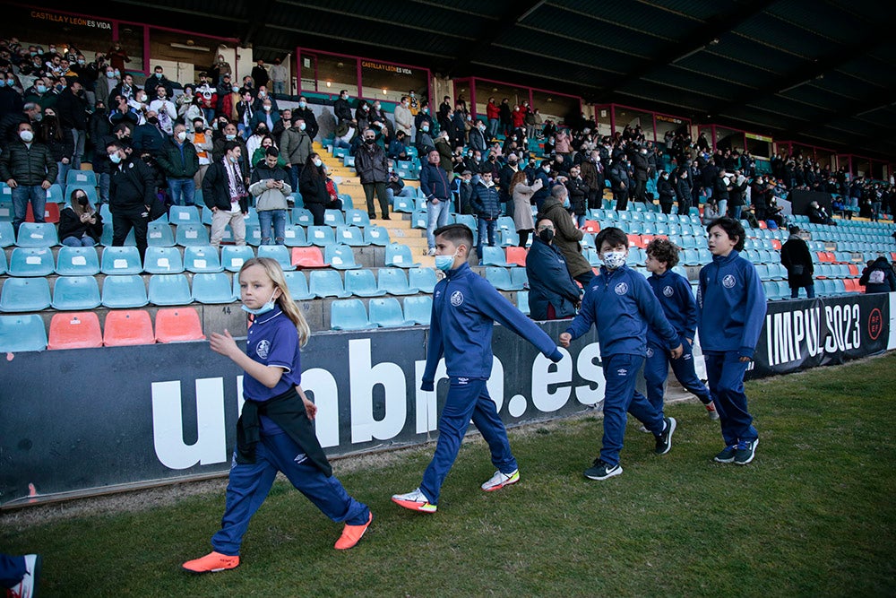 El Salamanca CF UDS aprovecha el descanso del encuentro ante la UD Llanera para presentar a su cantera. Las jóvenes promesas del club mostraron un mensaje en contra de la guerra