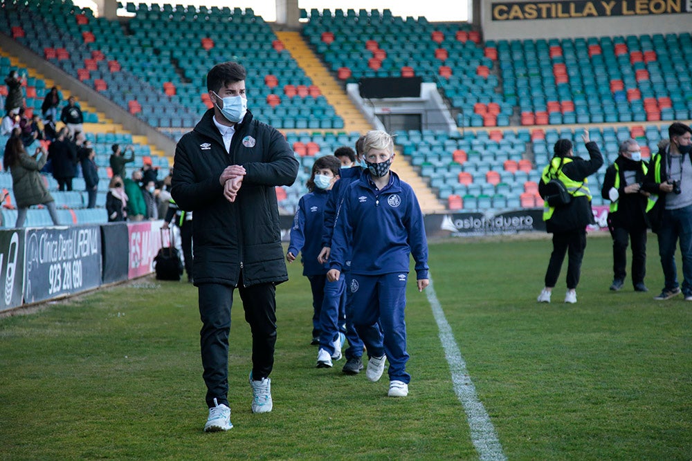 El Salamanca CF UDS aprovecha el descanso del encuentro ante la UD Llanera para presentar a su cantera. Las jóvenes promesas del club mostraron un mensaje en contra de la guerra