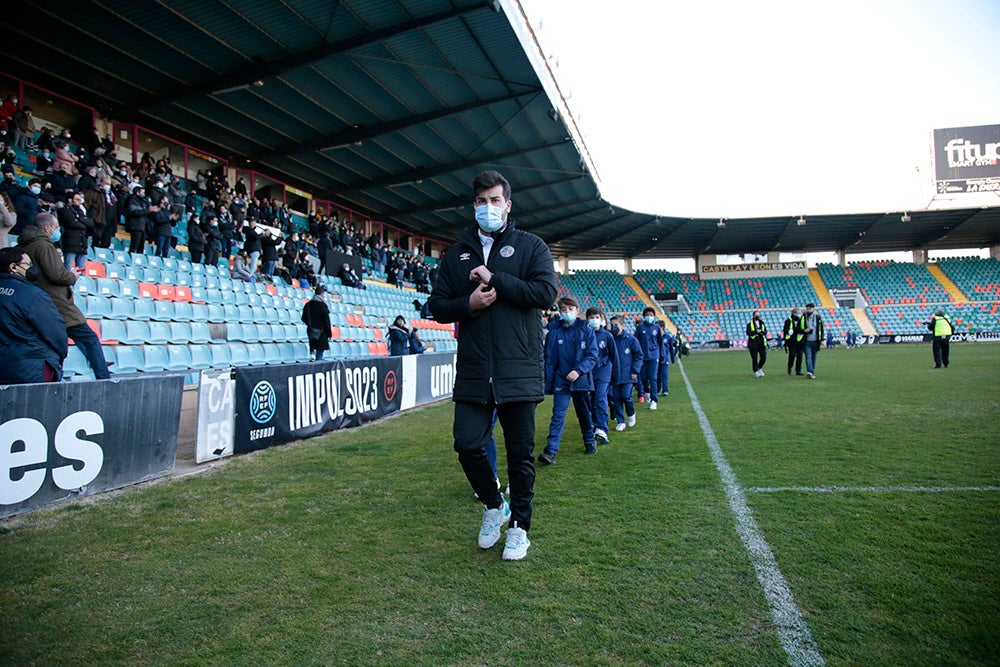 El Salamanca CF UDS aprovecha el descanso del encuentro ante la UD Llanera para presentar a su cantera. Las jóvenes promesas del club mostraron un mensaje en contra de la guerra