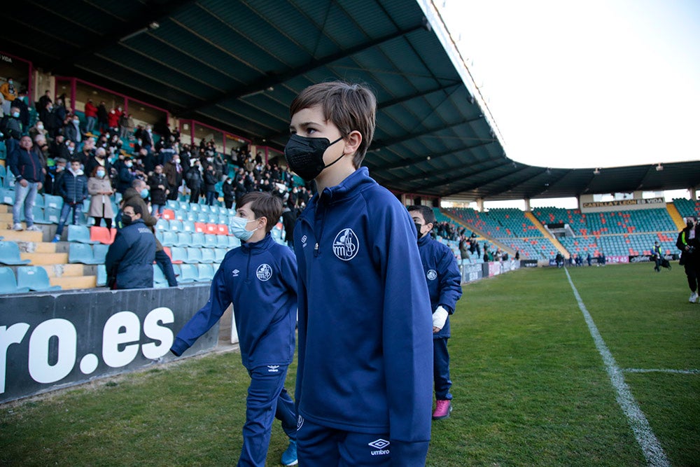 El Salamanca CF UDS aprovecha el descanso del encuentro ante la UD Llanera para presentar a su cantera. Las jóvenes promesas del club mostraron un mensaje en contra de la guerra