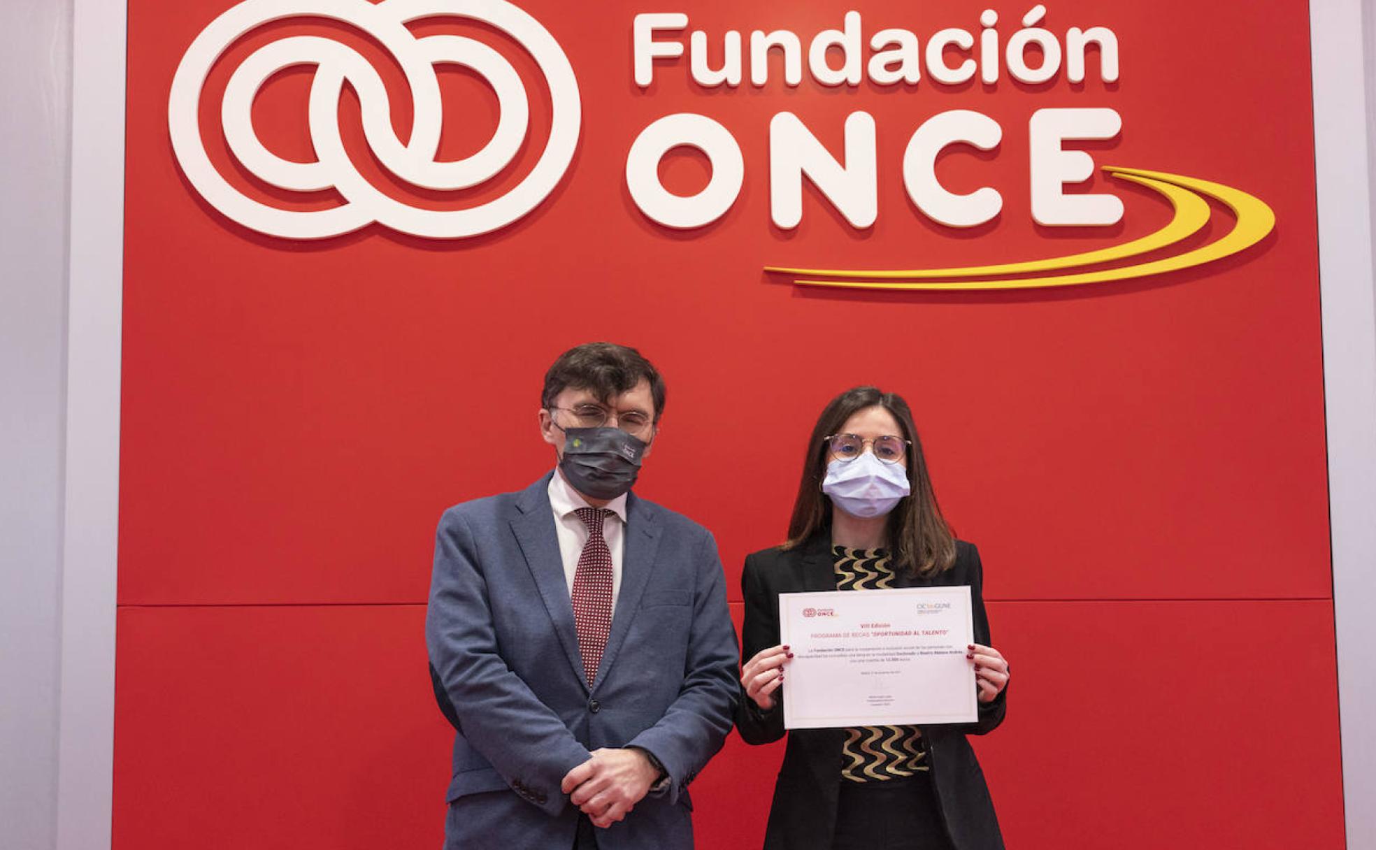 Beatriz Mateos muesta el diploma que le acredicta como becaria del proyecto.