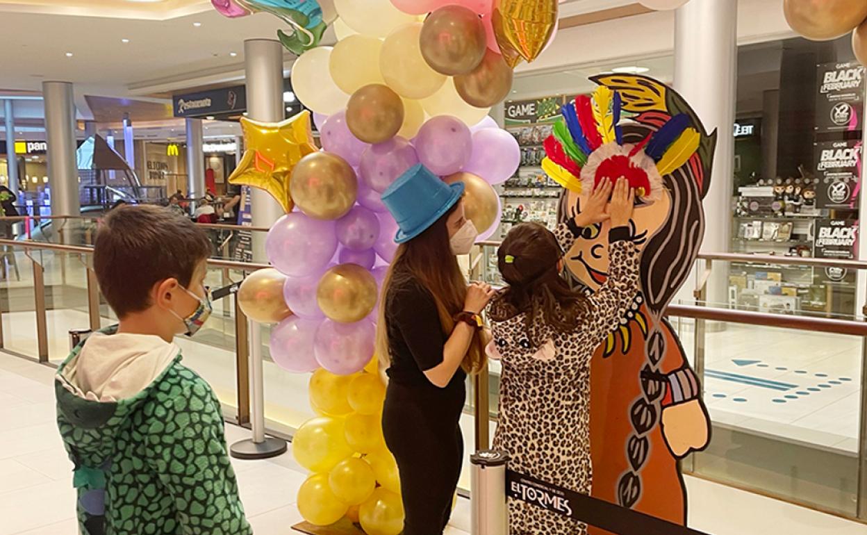 Los niños durante una de las actividades en el Centro Comercial El Tormes. 