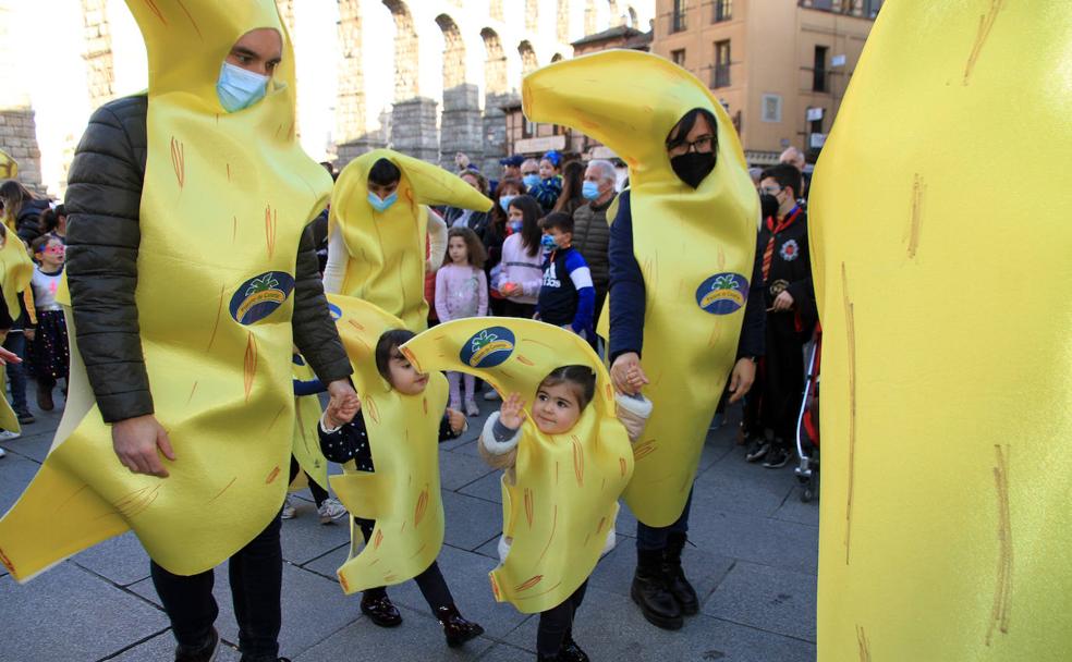 Niños y adultos disfrazados de plátanos durante el desfile infantil.