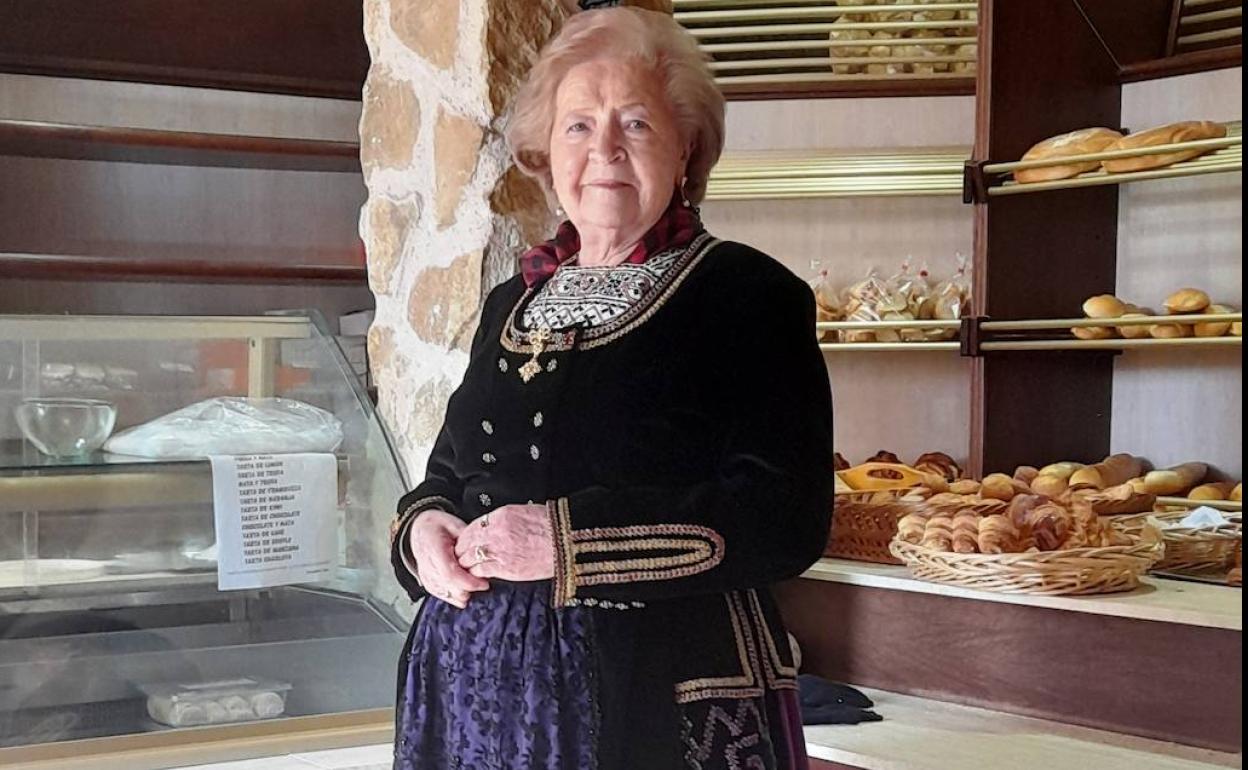 María Gil, en su panadería.