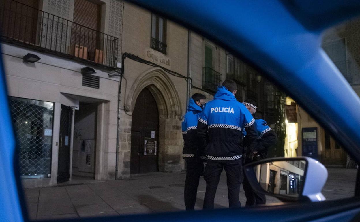 Agentes de la Policía Local, en una calle de Segovia.