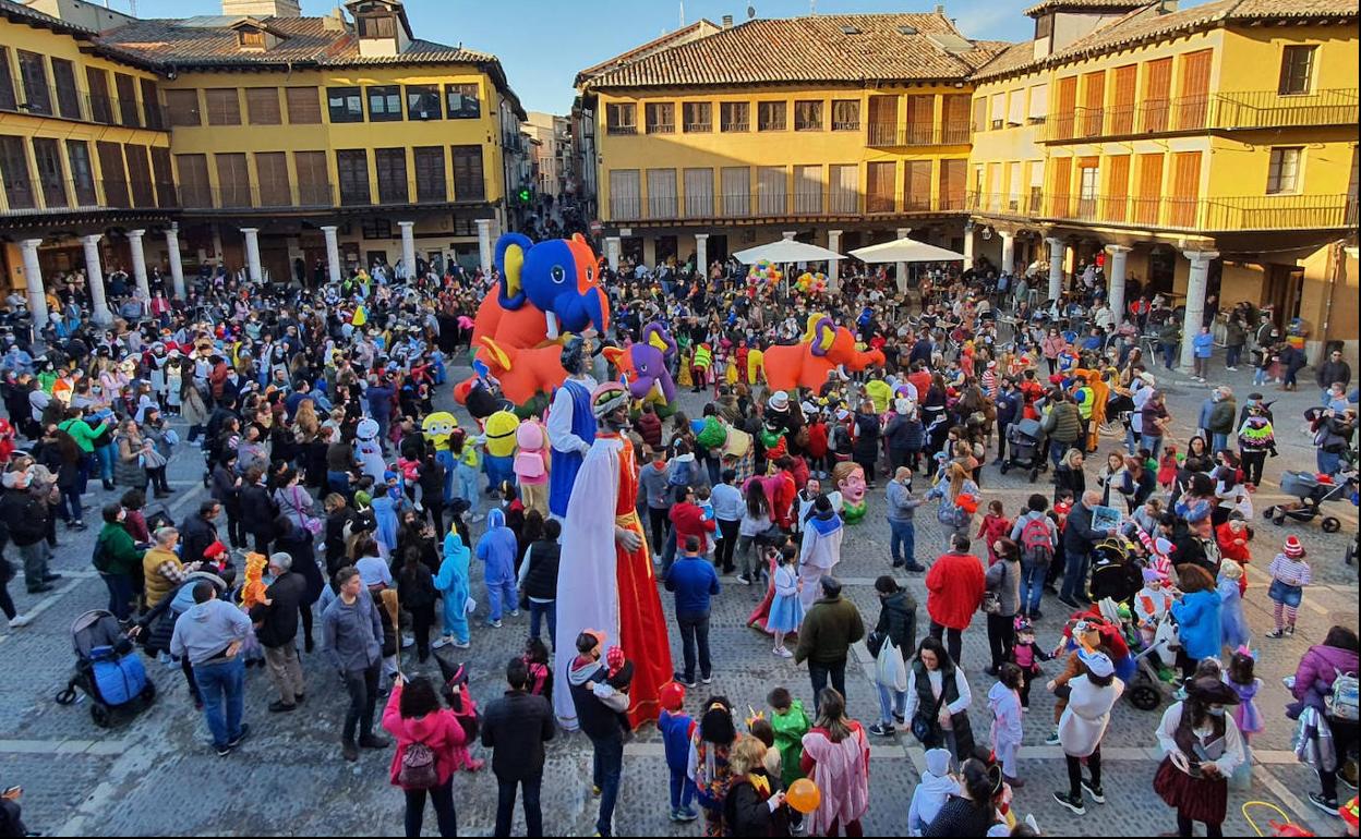 La plaza mayor de Tordesillas acogió una discomovida infantil tras el desfile por el pueblo. 