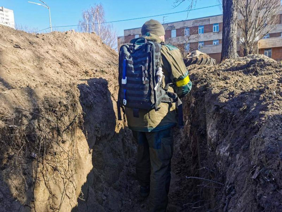 Los ciudadanos de Kiev construyen trincheras improvisadas en las calles.