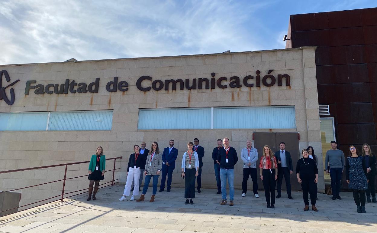 Fotografía grupal de los profesores frente a la Facultad de Comunicación de la UPSA.