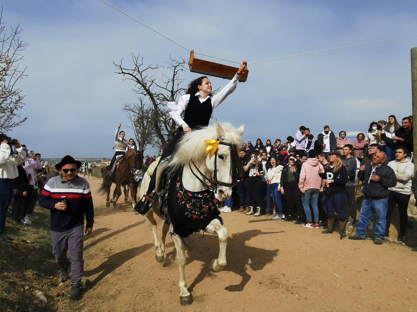 Fotos: Los quintos de Torrelobatón corren las cintas tras dos años en blanco por la covid