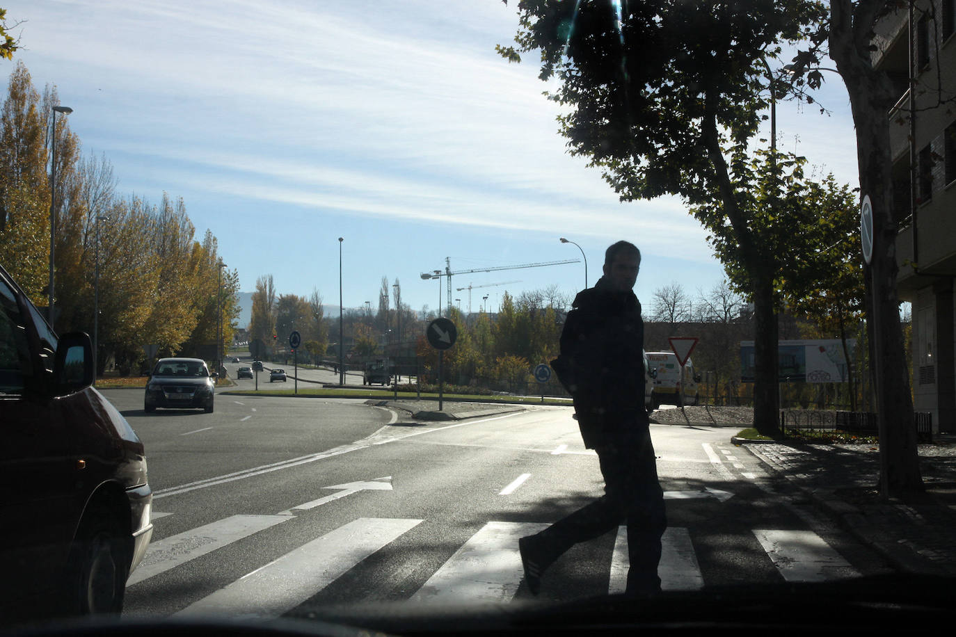Una persona cruza por un paso de peatones de la ciudad.