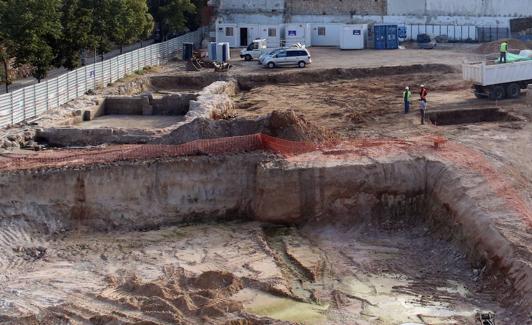 Las obras sacaron a la luz, en 2016, una alberca del siglo XVIII, perteneciente a la antigua fábrica de paños de Laureano Ortiz de Paz en Segovia. 