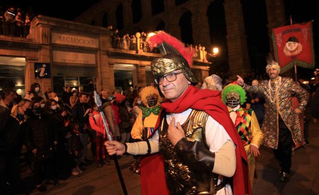 Imagen principal - Arriba, romanos, indios, payasos y un sinfín de disfraces en el cortejo. Abajo, degustación del potaje carnavalero, ya en la Plaza Mayor, y los 'Big Dancers' que han abierto el desfile este martes en las calles de la ciudad. 