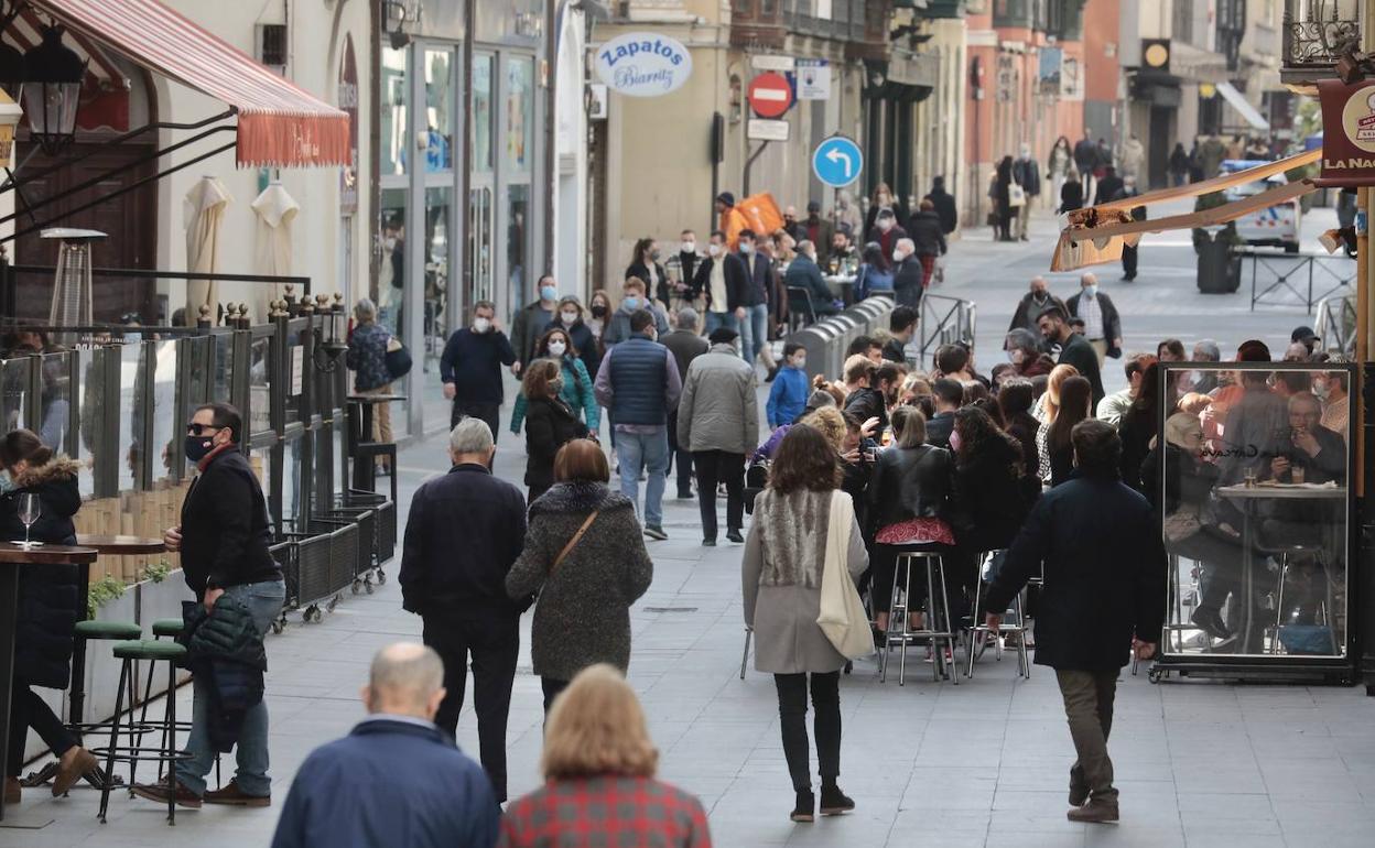 Personas caminan por las calles de Valladolid. 