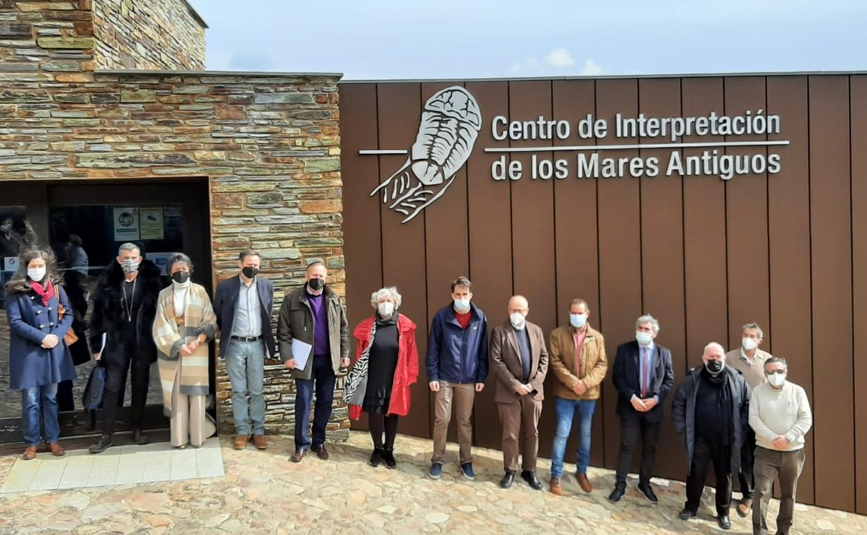 Fotografía de grupo frente a la puerta del Centro de Interpretación de los Mares Antiguos de Monsagro.