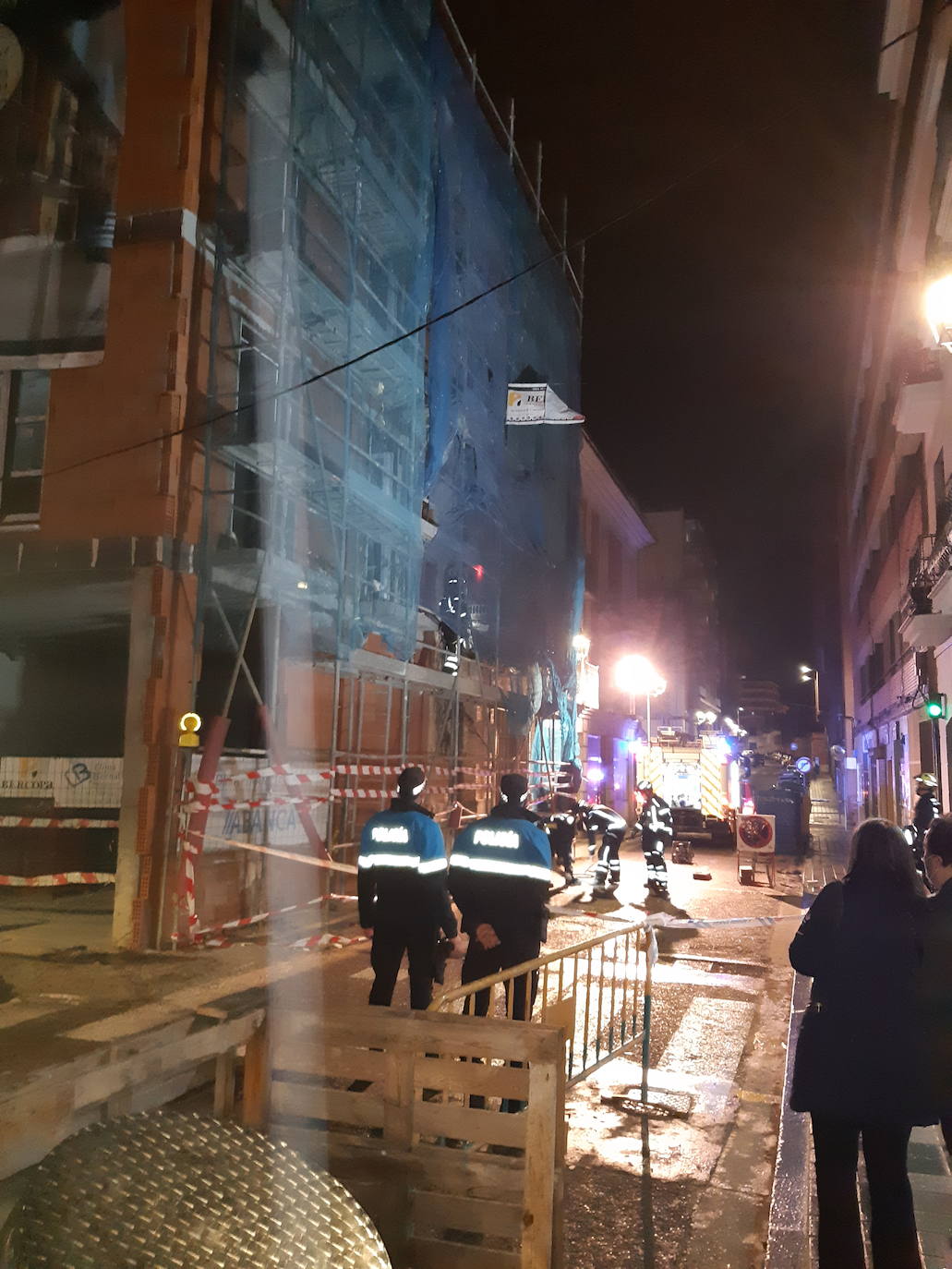 Bomberos y Policía Local, durante la intervención. 